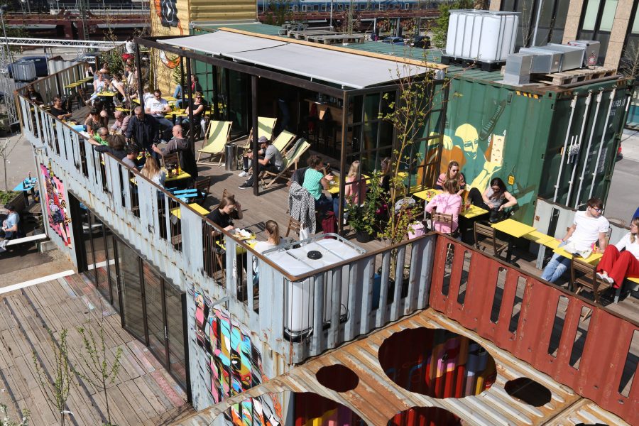 Bunter Container im Werksviertel mit vielen Besuchern 