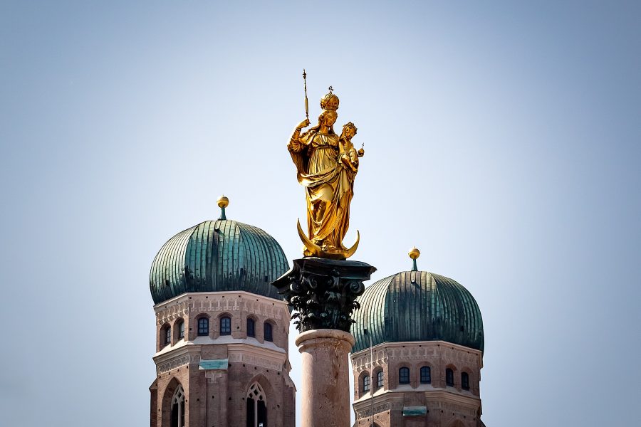 Blick auf die Mariensäule zwischen den beiden Frauenkirchentürmen