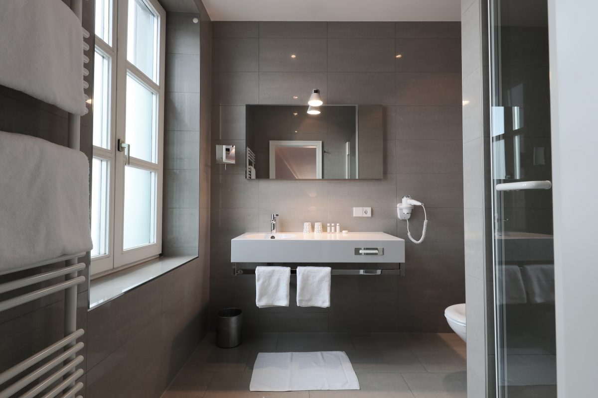 Blick auf ein großes und sauberes Bad 