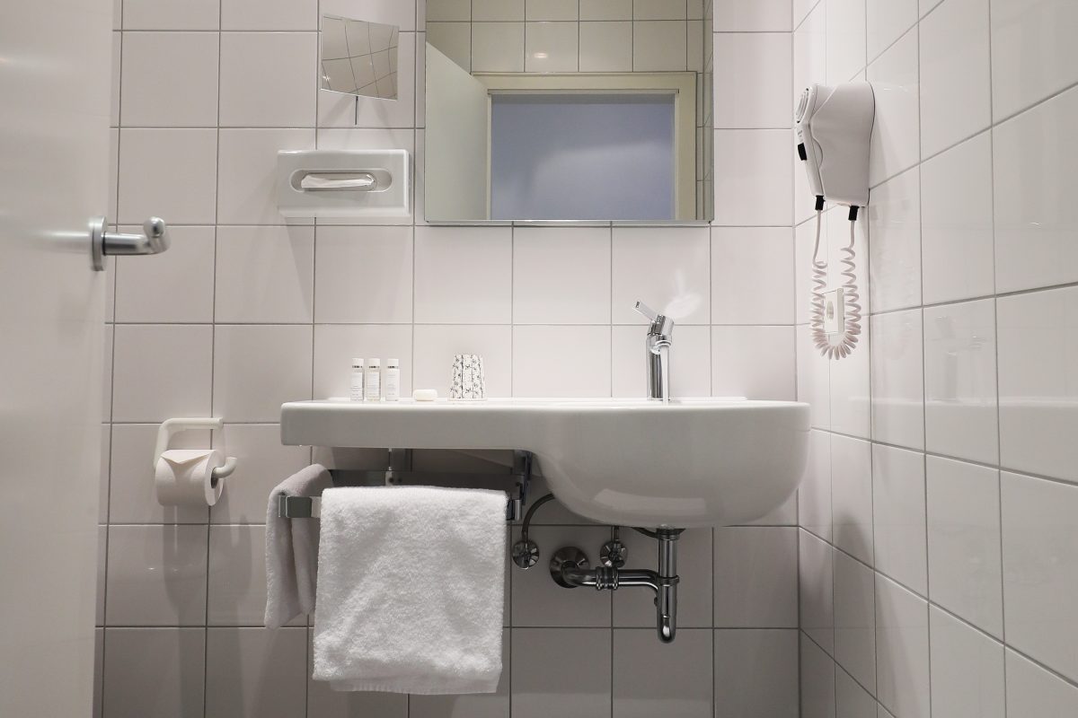 Badzimmer mit weißen Fliesen 