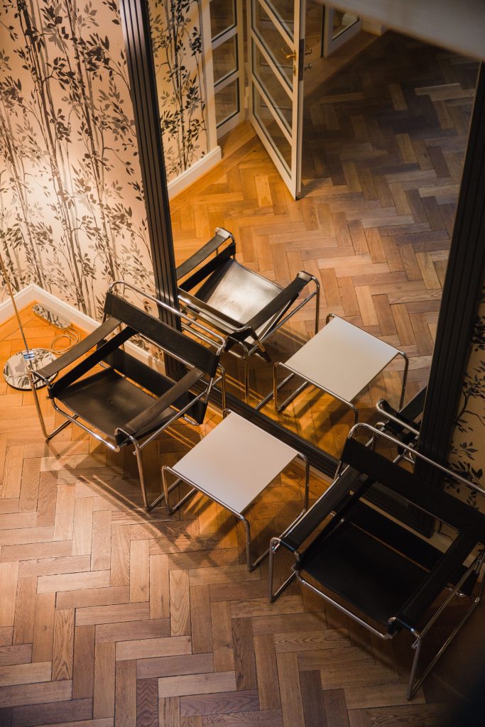 Blick von oben auf zwei gemütliche Stühle vor großem Spiegel