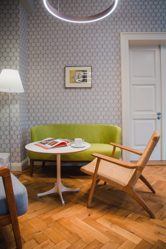 Blick auf eine gemütliche Sitzecke in der Lounge des MOMA1890 Boutique Hotels