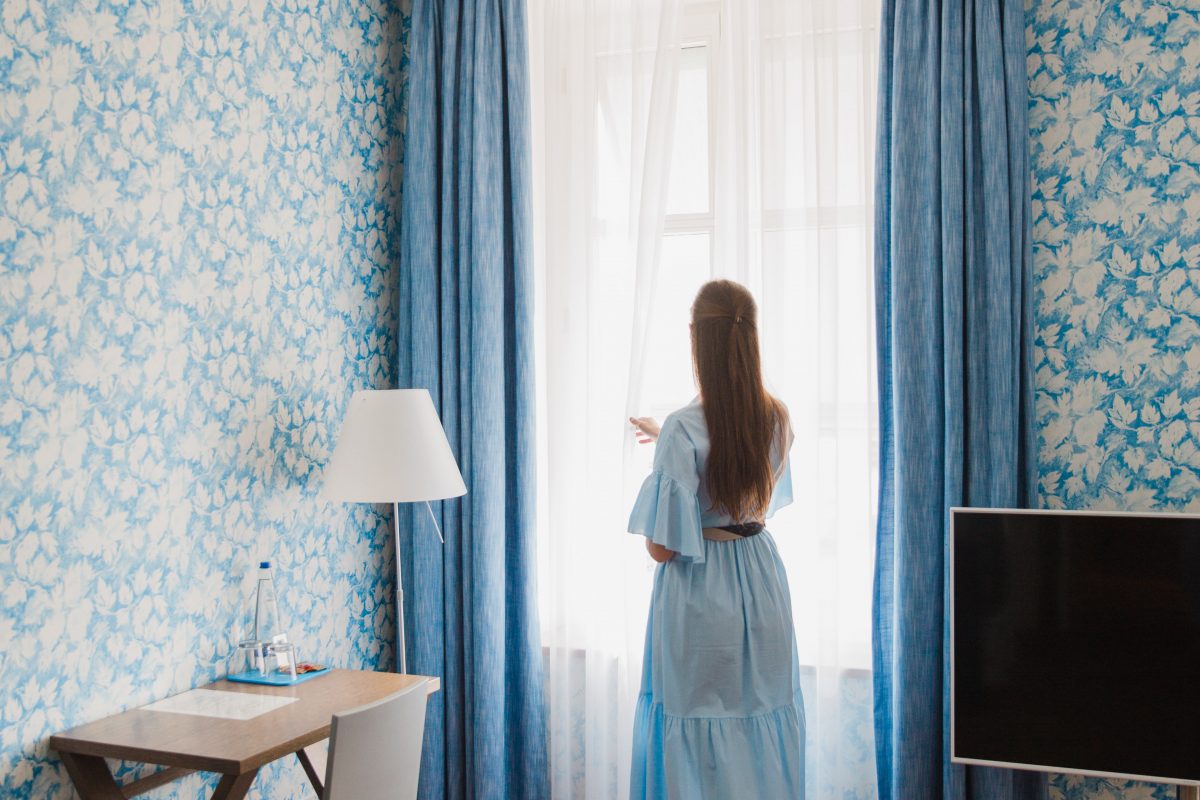 Hotelgast in einem großen und mit Tageslicht erhelltem Zimmer