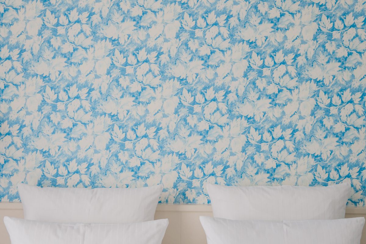 Weiß-blau geblümte Hotelzimmertapete