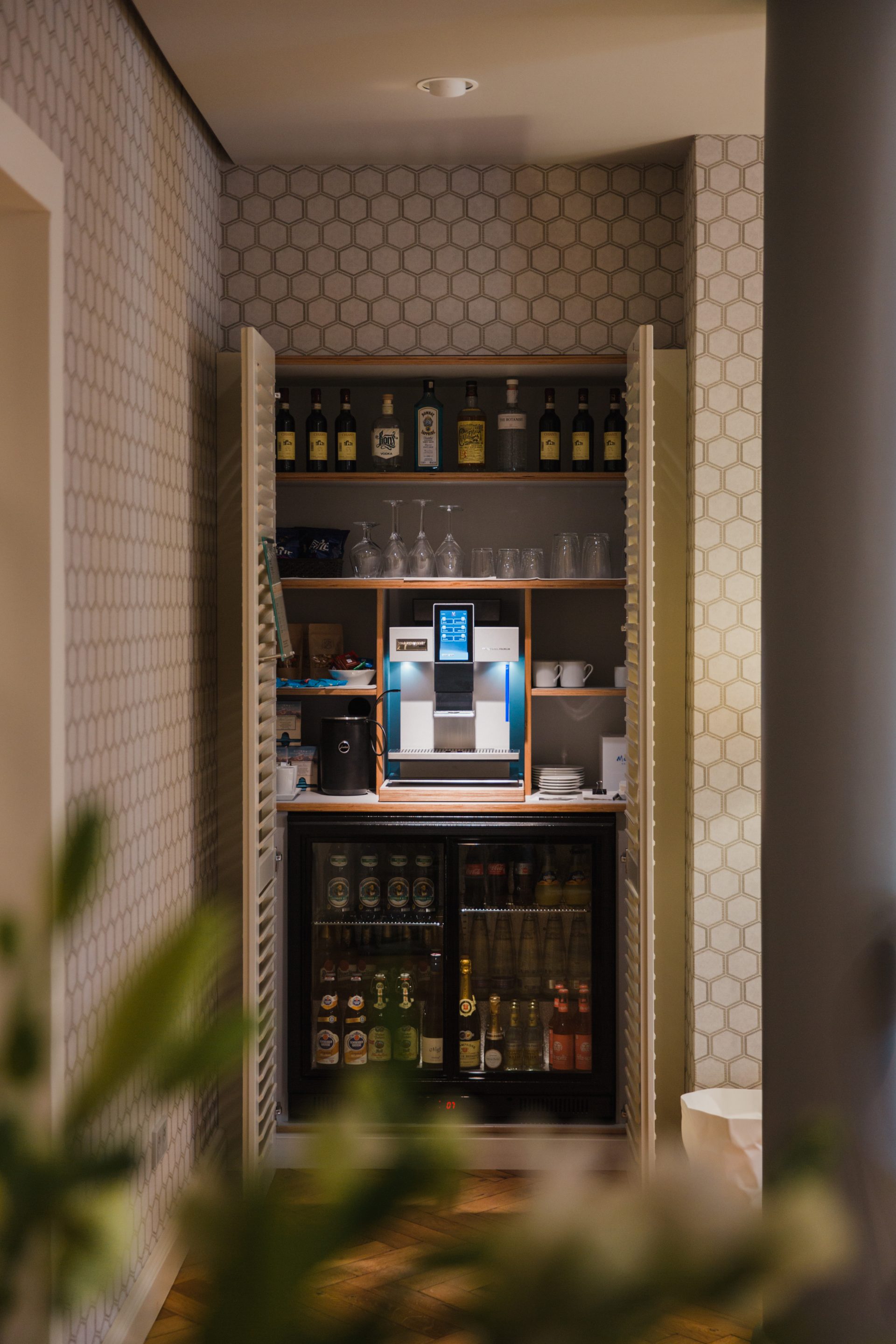 Blick auf die reichlich gefüllte Honor Bar der MOMA Lounge 