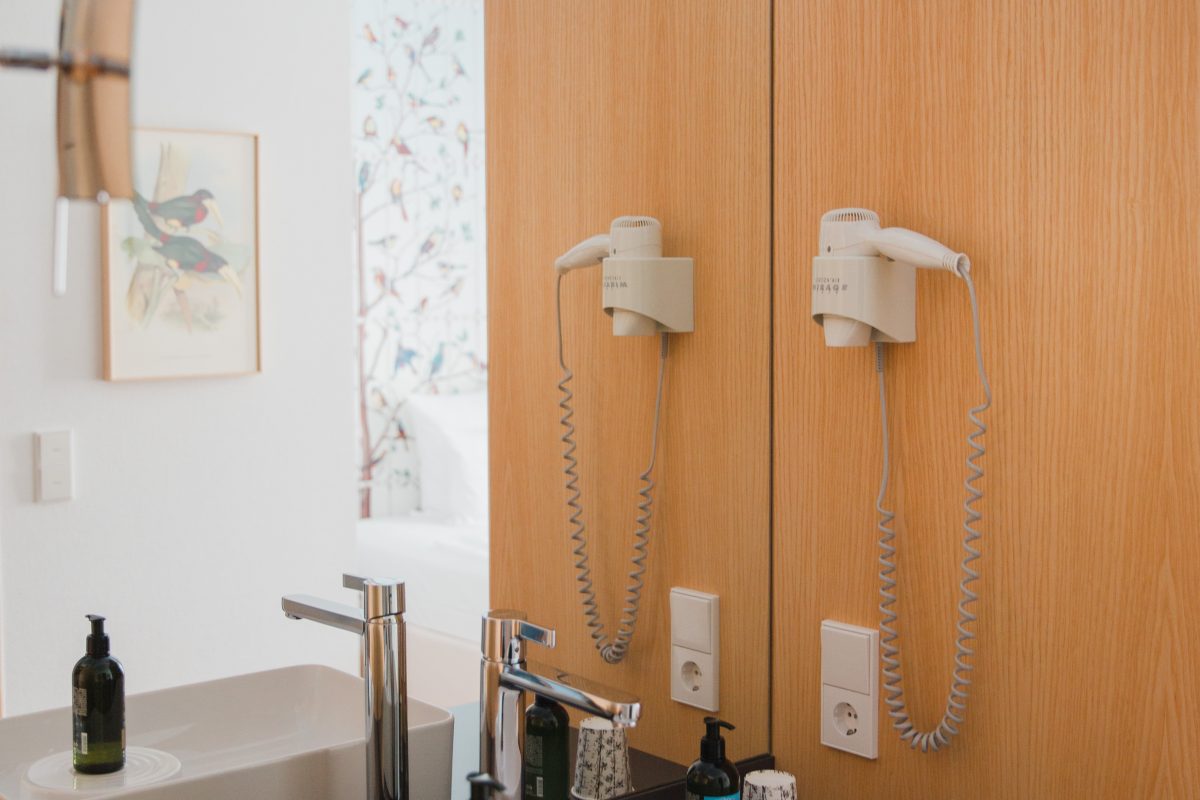 Blick auf ein modernes Bad im Hotelzimmer