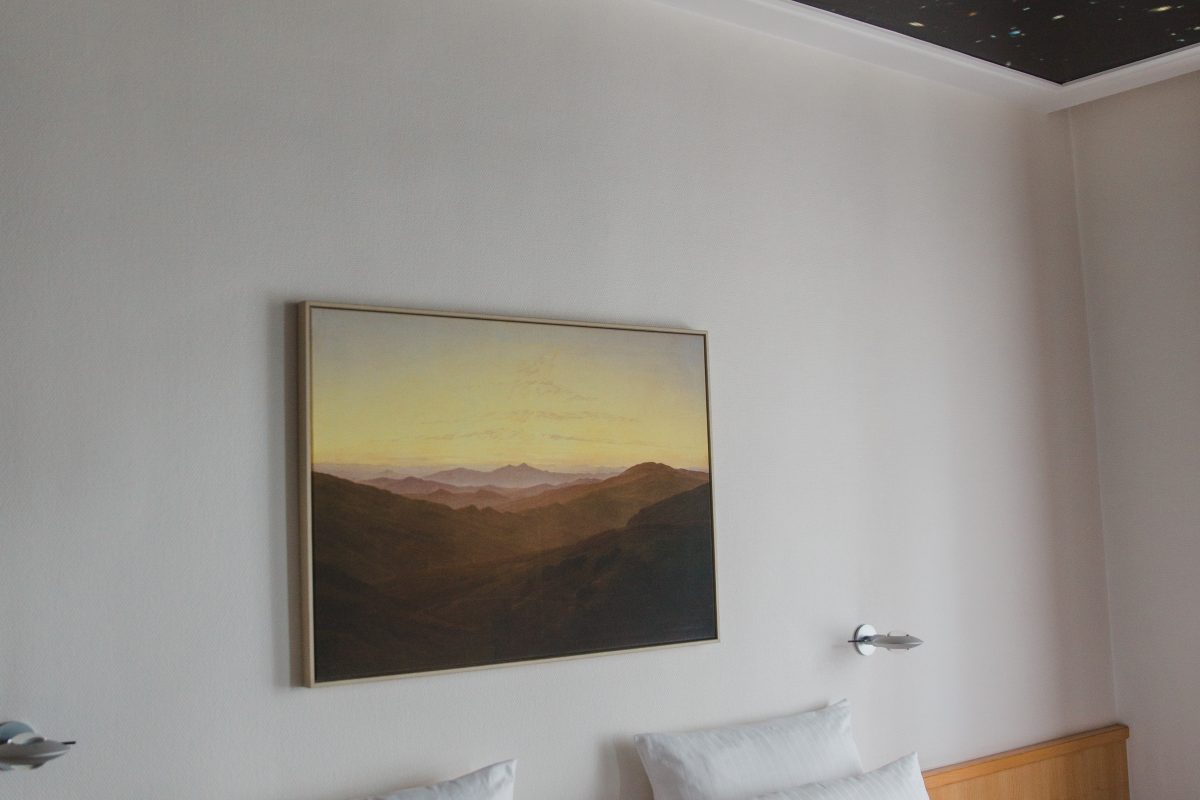 Doppelbett unter einer Decke mit Galaxismuster