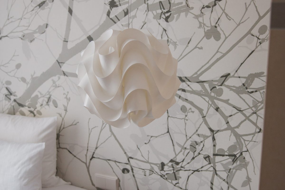 Blick auf eine Designlampe im Hotelzimmer