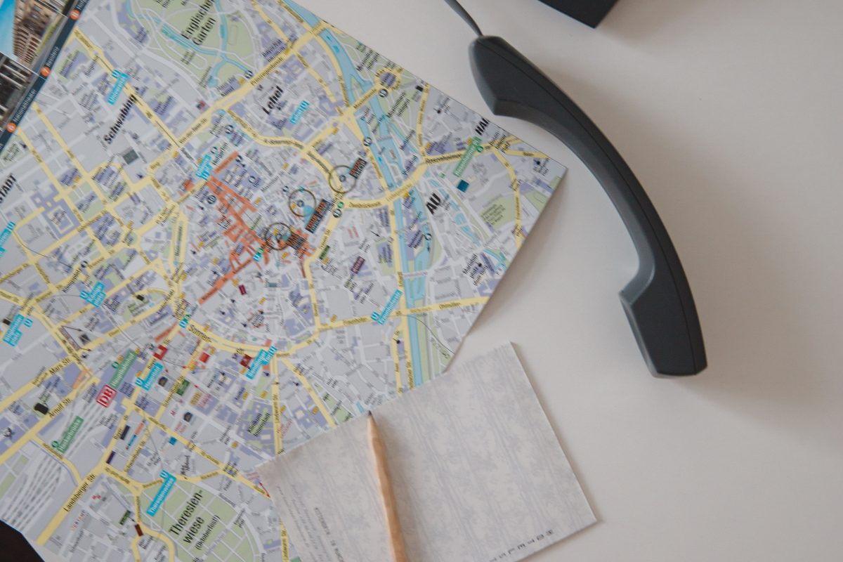 Blick auf ein Telefon und eine Landkarte von München