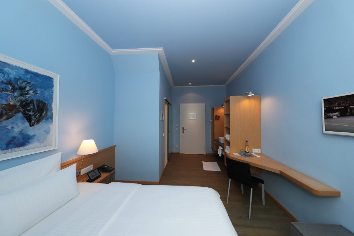 Gemütliches Hotelzimmer in freundlichem Blauton
