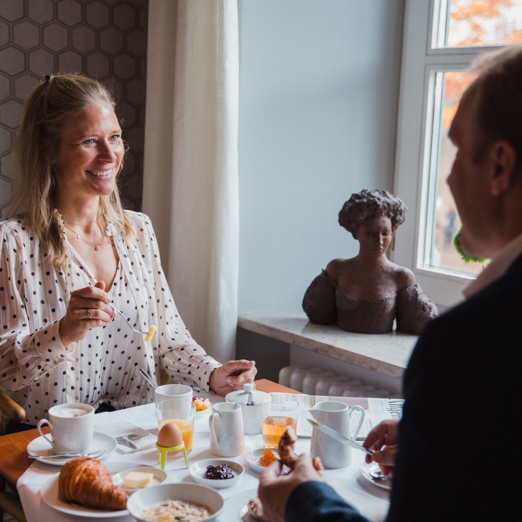 2 Personen beim Brunchen im Frühstücksraum