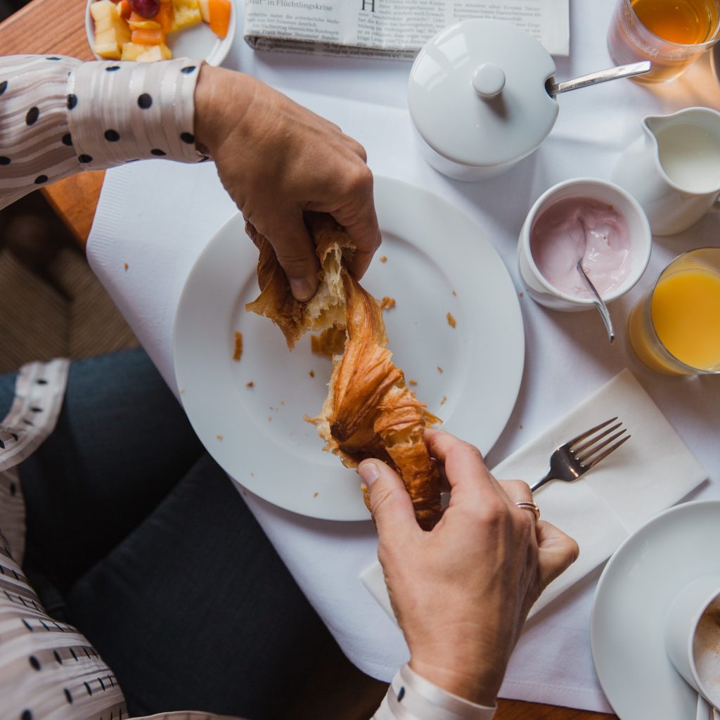 Blick auf frische Backwaren im Hotel